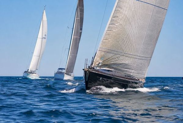 Segelyachten bei einer Regatta auf offener See