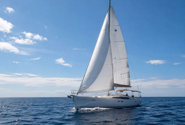 Segelyacht unter vollen Segeln auf offener See