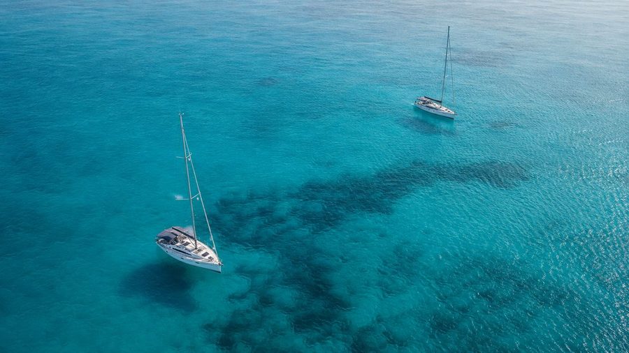 Segelyacht vor Anker über türkisem Wasser